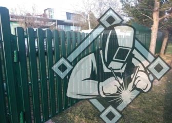 Установка заборов из евроштакетника в Ярославле